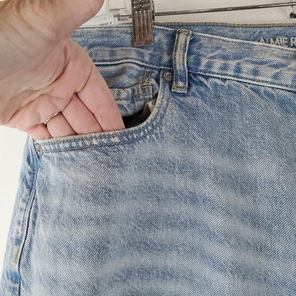 American Eagle Mom Jeans Womens 16 Busted Knee Light Acid Wash Ankle length - Picture 9 of 11